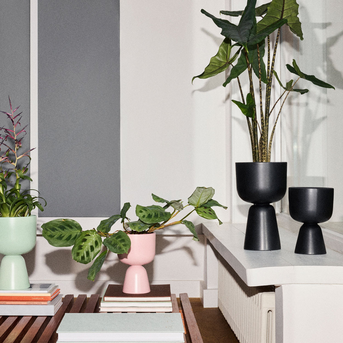 Nappula ruukku matta musta XS jalallinen - Nappula plant pot 190x125mm matte black